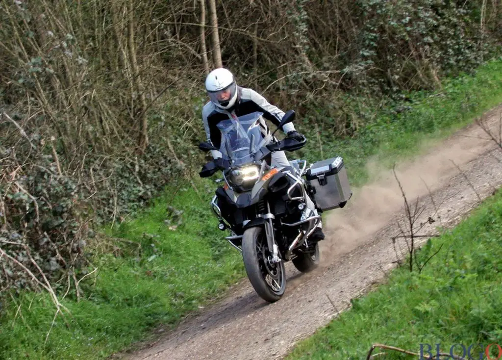 Moto Bmw R 1200GS Adventure sterrato derapata