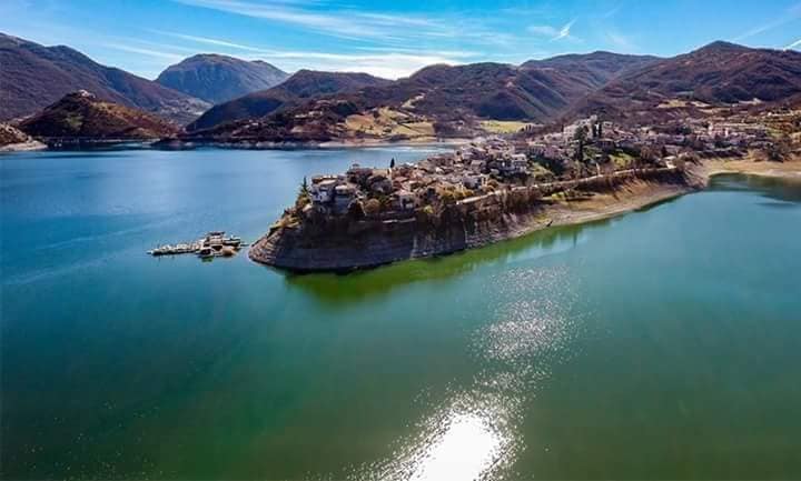 Colle di Tora vista aerea Rieti Lago del Turano