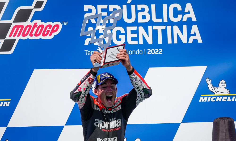 Espargarò festeggia sul podio dell'Argentina la prima vittoria dell'Aprilia in MotoGP