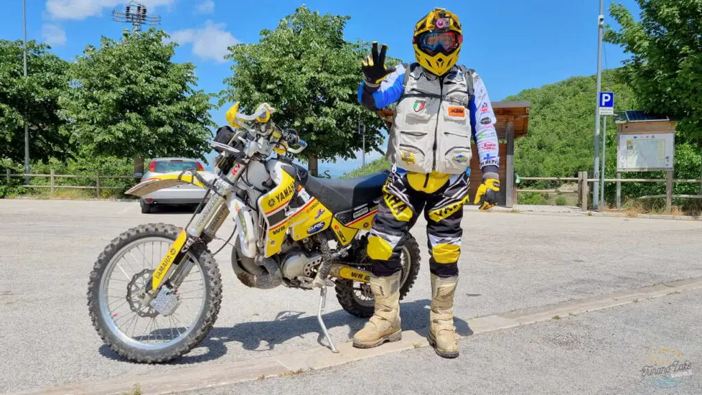 Una bella Yamaha storica da enduro alla Motocavalcata di Stipes al Lago del turano. 