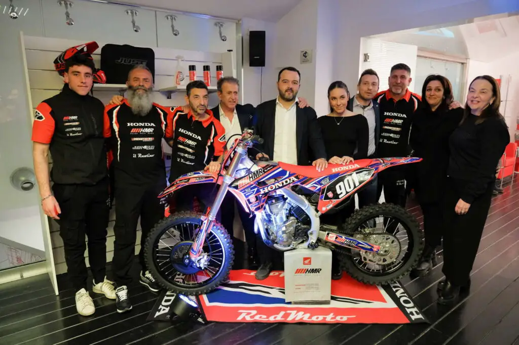 Il team Team Just4Fun con Andrea di Marcantonio ideatore del progetto MX HMR