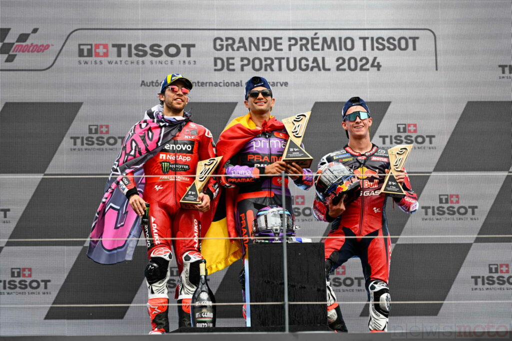 Il podio al MotoGP 2024 a Portimao, con J. Martin 1° classificato, E. Bastianini a sx secondo, e P. Acosta 3° a DX