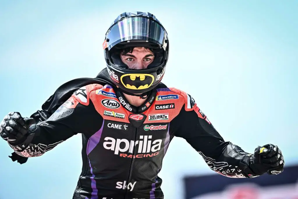 Maverick Viñales con il mantello di Batman festeggia la vittoria di Austin