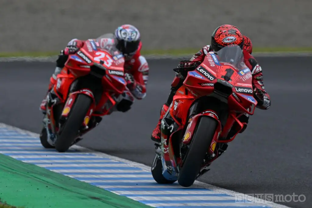 Bagnaia e Bastianini durante la Sprint del MotoGP del Giappone