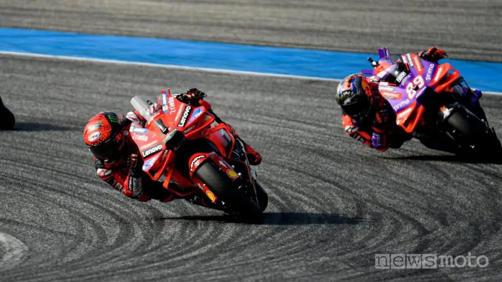 Bagnaia e Martin durante la gara di MotoGP della Malesia