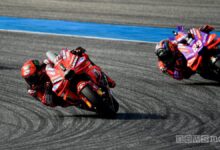 Bagnaia e Martin durante la gara di MotoGP della Malesia