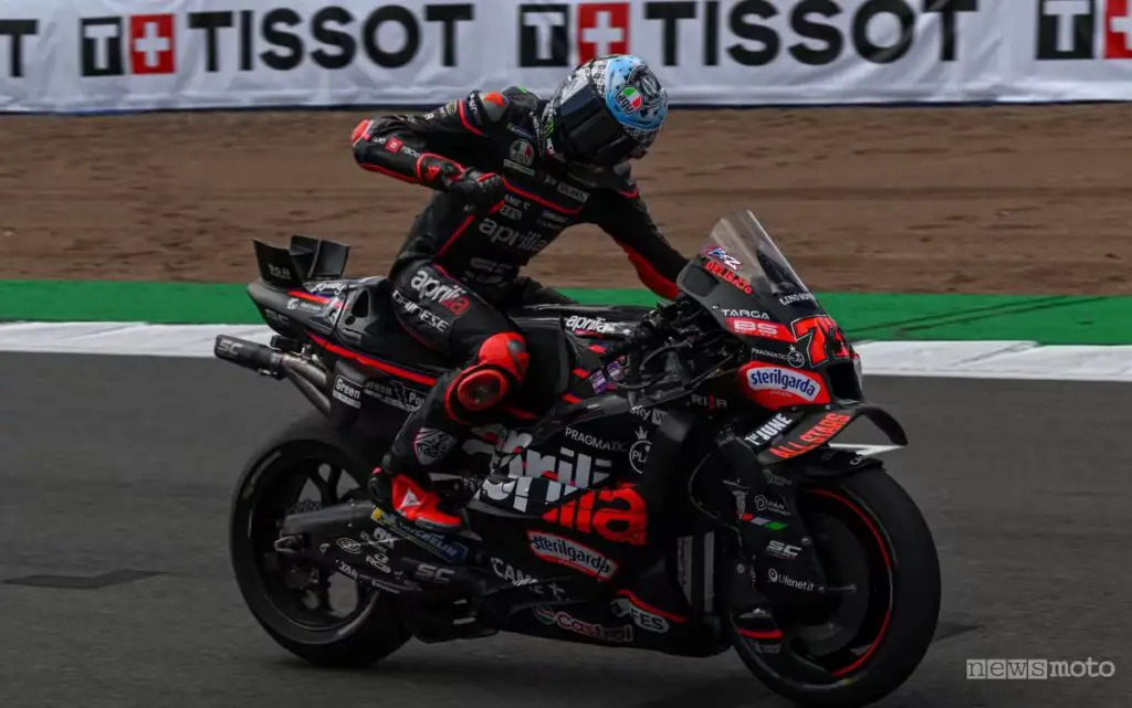 Bezzecchi vince la gara di MotoGP della Gran Bretagna 2025