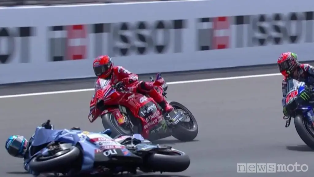 Caduta di Alex Marquez gara MotoGP GP Gran Bretagna 2025