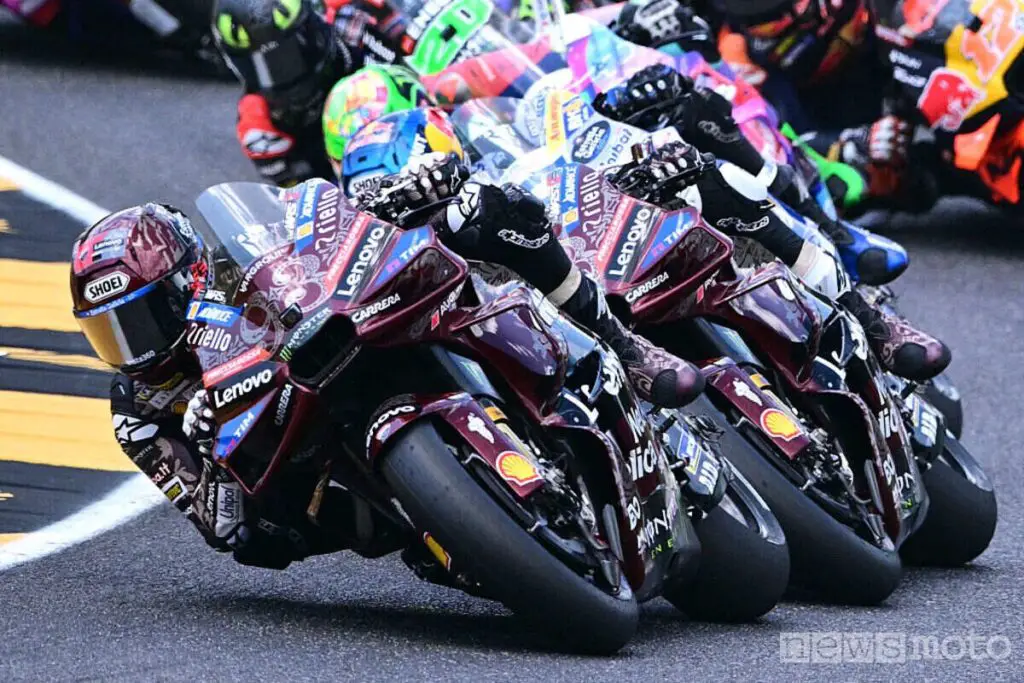 Marc Marquez leader della gara di MotoGP d'Italia 2025