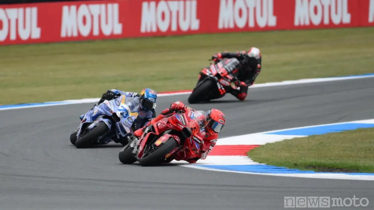 Marc ed Alex Marquez con Bezzecchi durante lo Sprint di MotoGP ad Assen