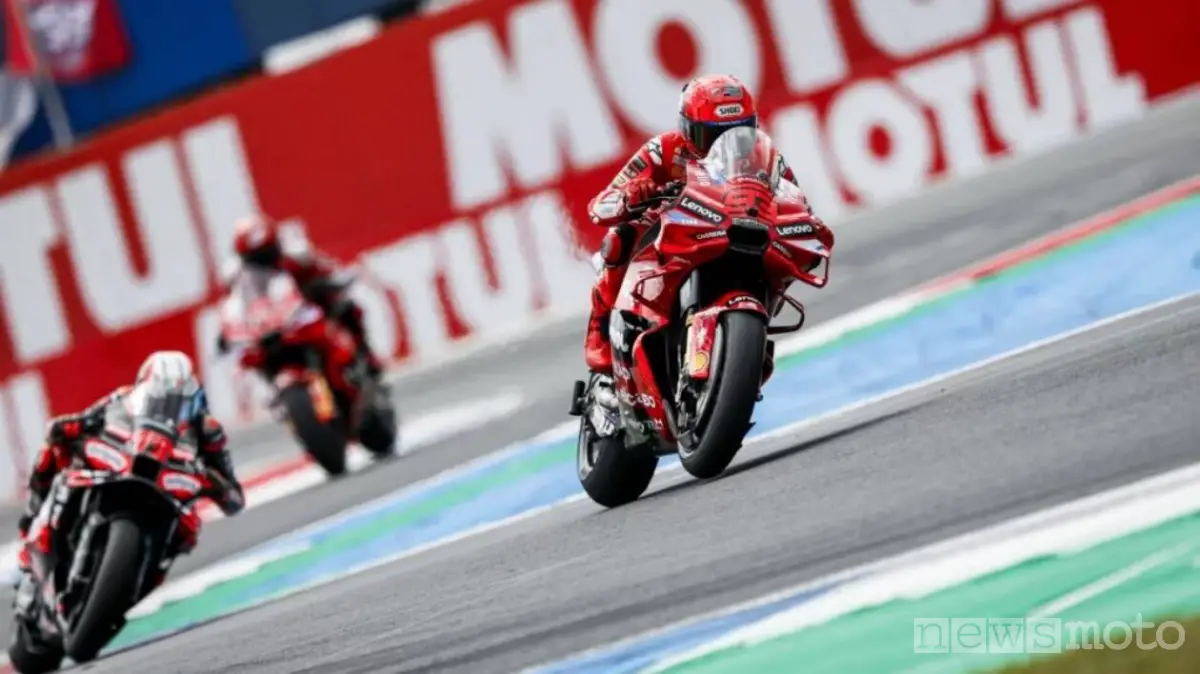 Marquez, Bezzecchi e Bagnaia nel MotoGP d'Olanda 2025