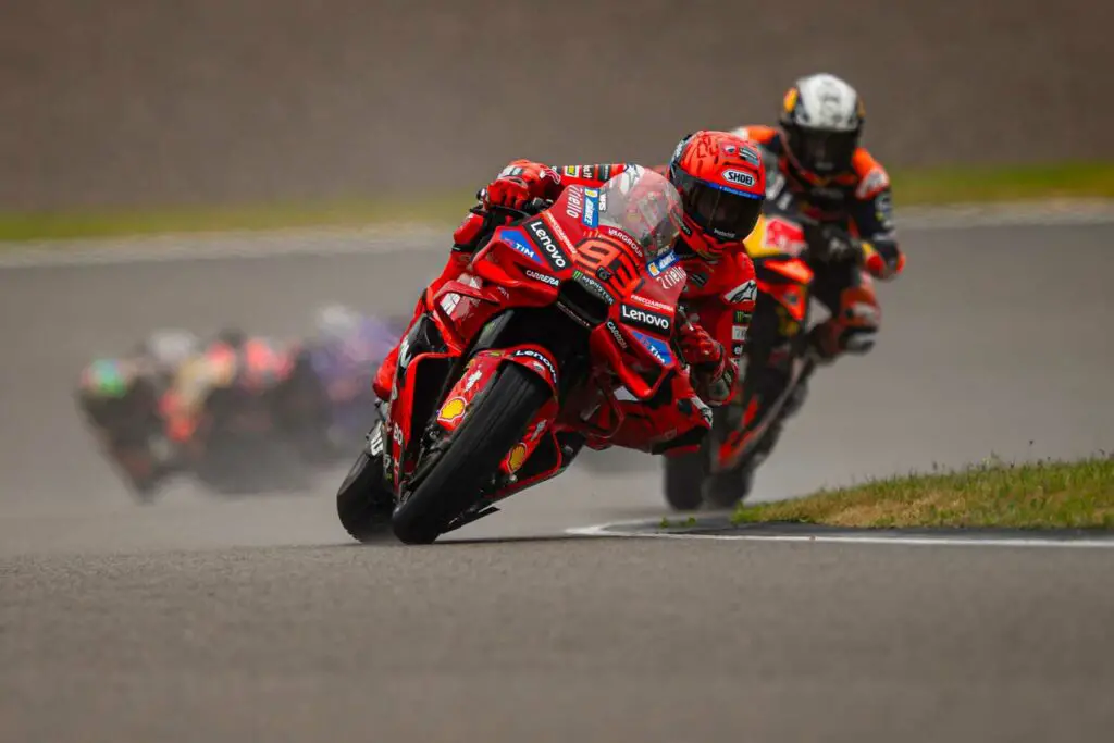 M. Marquez (Ducati) ha dominato la gara Sprint di MotoGP al Sachsenring su pista bagnata nel Gp di Germania 2025