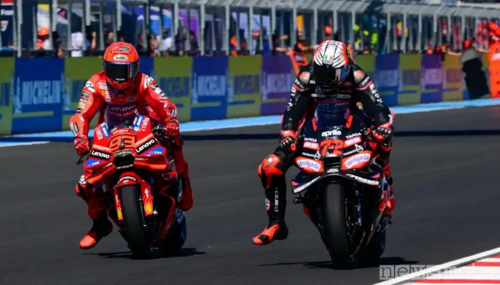 Marquez e Bezzecchi in battaglia durante il MotoGP di Ungheria 2025