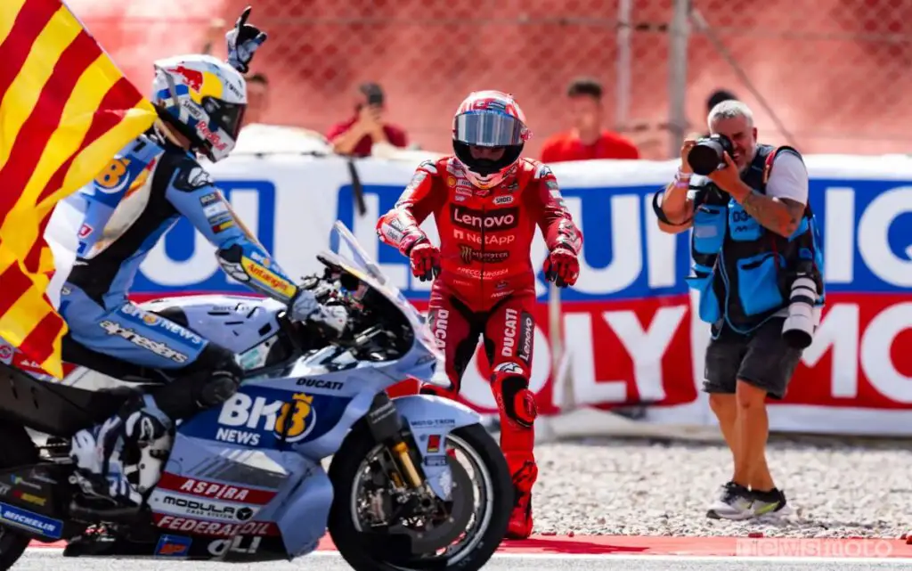 Alex e Marc Marquez festeggiano dopo il MotoGP di Catalogna 2025