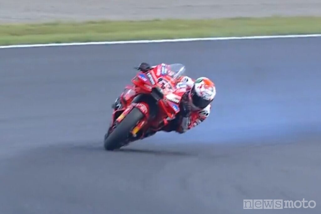 Bagnaia con la Ducati fumante durante il Gp del Giappone 2025