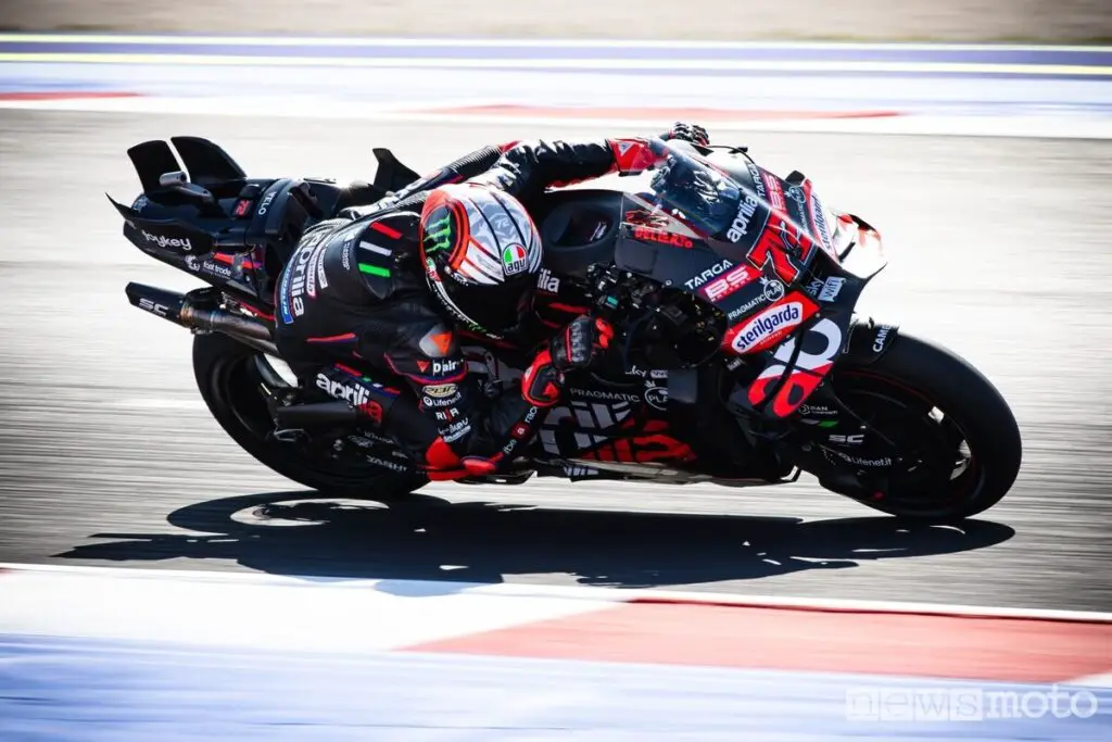 Bezzecchi durante le qualifiche di MotoGP di San Marino 2025