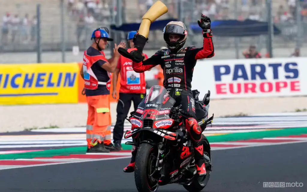 Bezzecchi festeggia la vittoria dello sprint di MotoGP di San Marino 2025