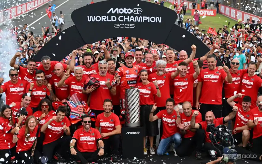 I festeggiamenti di Marquez ed il team durante il MotoGP del Giappone 2025