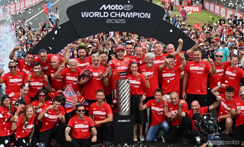 I festeggiamenti di Marquez ed il team durante il MotoGP del Giappone 2025