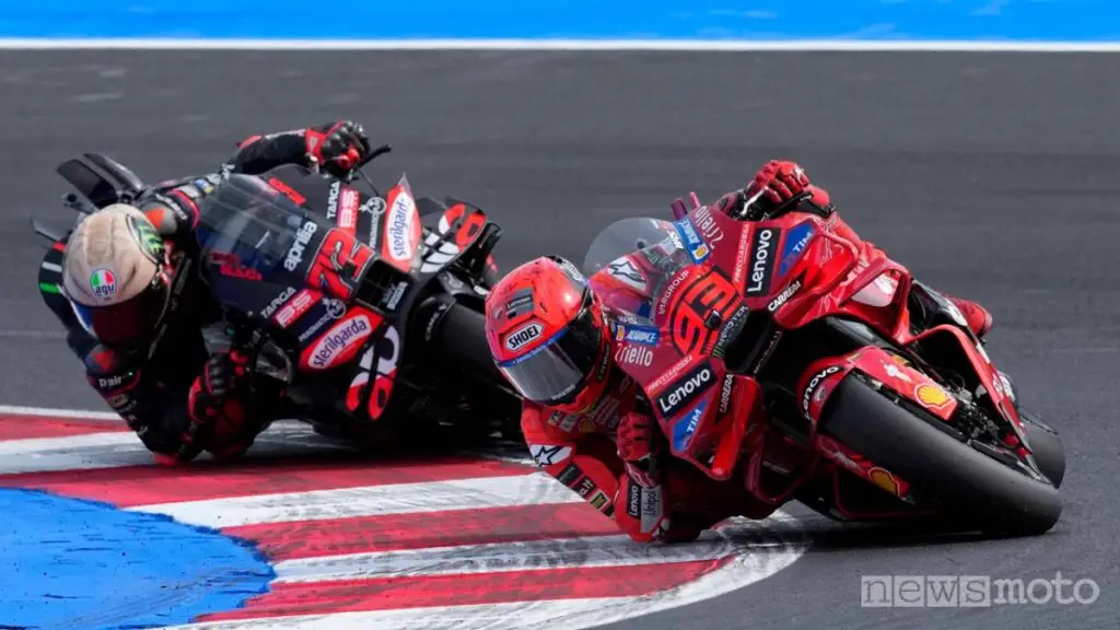 Marquez e Bezzecchi in lotta durante il MotoGP di San Marino 2025