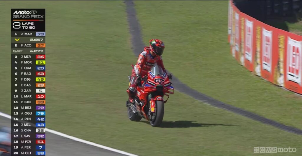 Bagnaia nella via di fuga dopo la foratura durante la gara