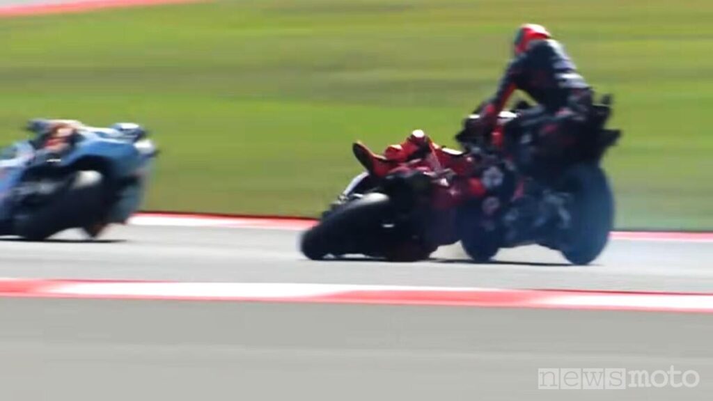 Il contatto fra Bezzecchi e Marquez durante il MotoGP dell'Indonesia 2025