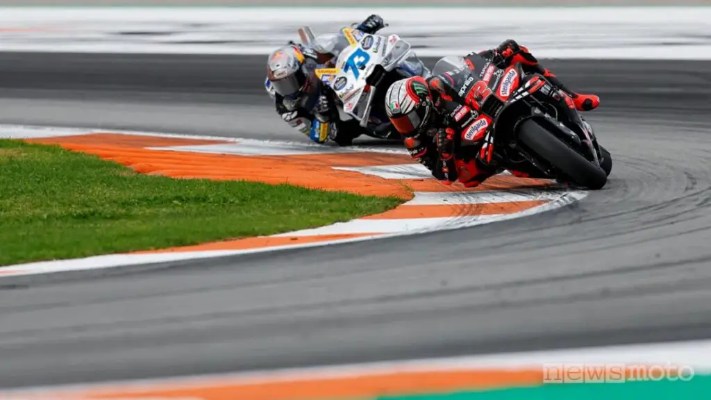 Bezzecchi e Marquez durante la gara di MotoGP di Valencia 2025