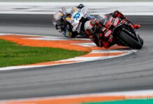Bezzecchi e Marquez durante la gara di MotoGP di Valencia 2025