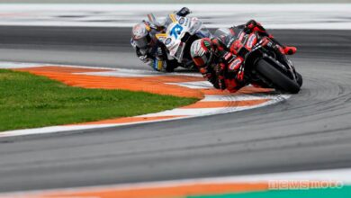 Bezzecchi e Marquez durante la gara di MotoGP di Valencia 2025