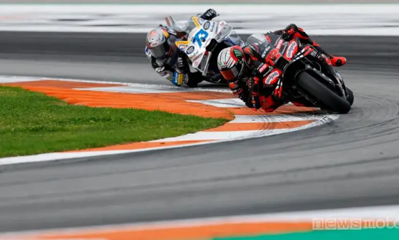Bezzecchi e Marquez durante la gara di MotoGP di Valencia 2025