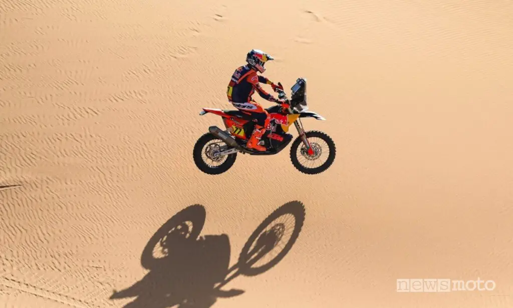 Luciano Benavides vola fra le dune del deserto saudita.
