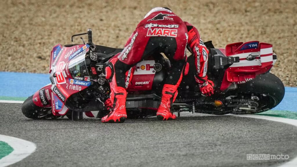 Marquez-dopo-la-caduta-nello-Sprint-MotoGP-di-Spagna-2026