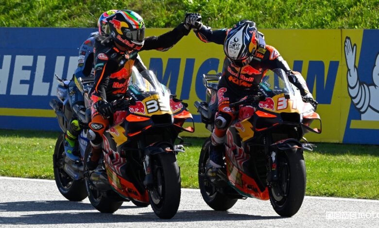 Acosta-festeggia-dopo-il-MotoGP-Austria-2026